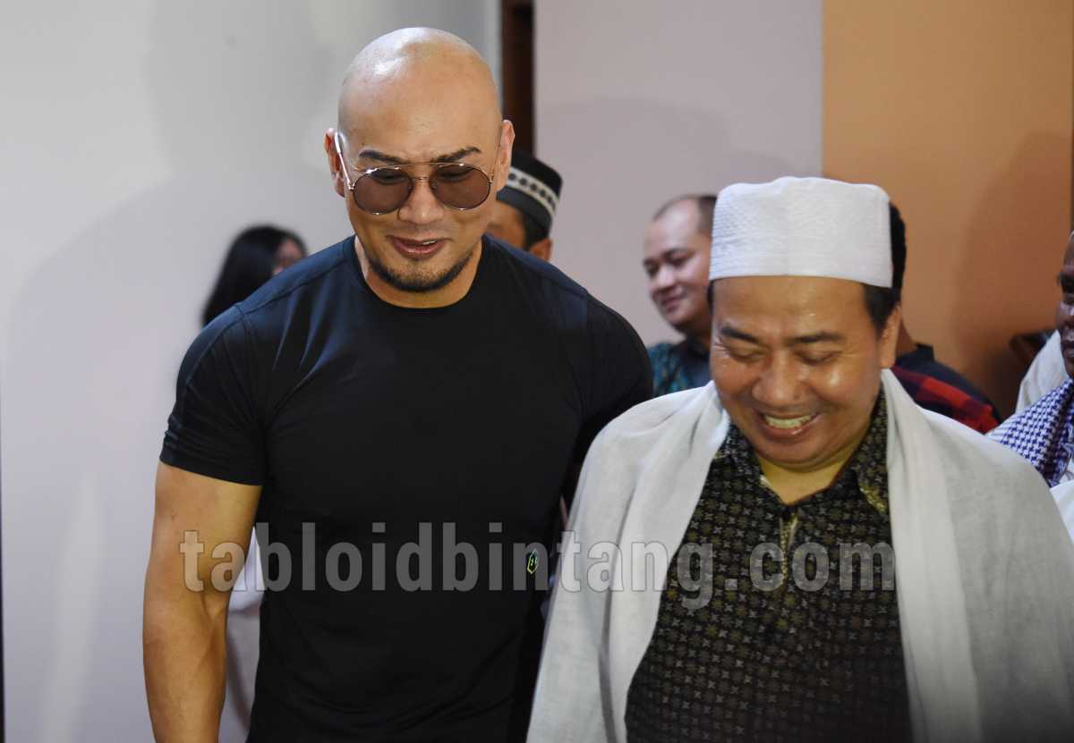  Deddy  Corbuzier  Ungkap Reaksi Ibunda Terkait Keputusannya 