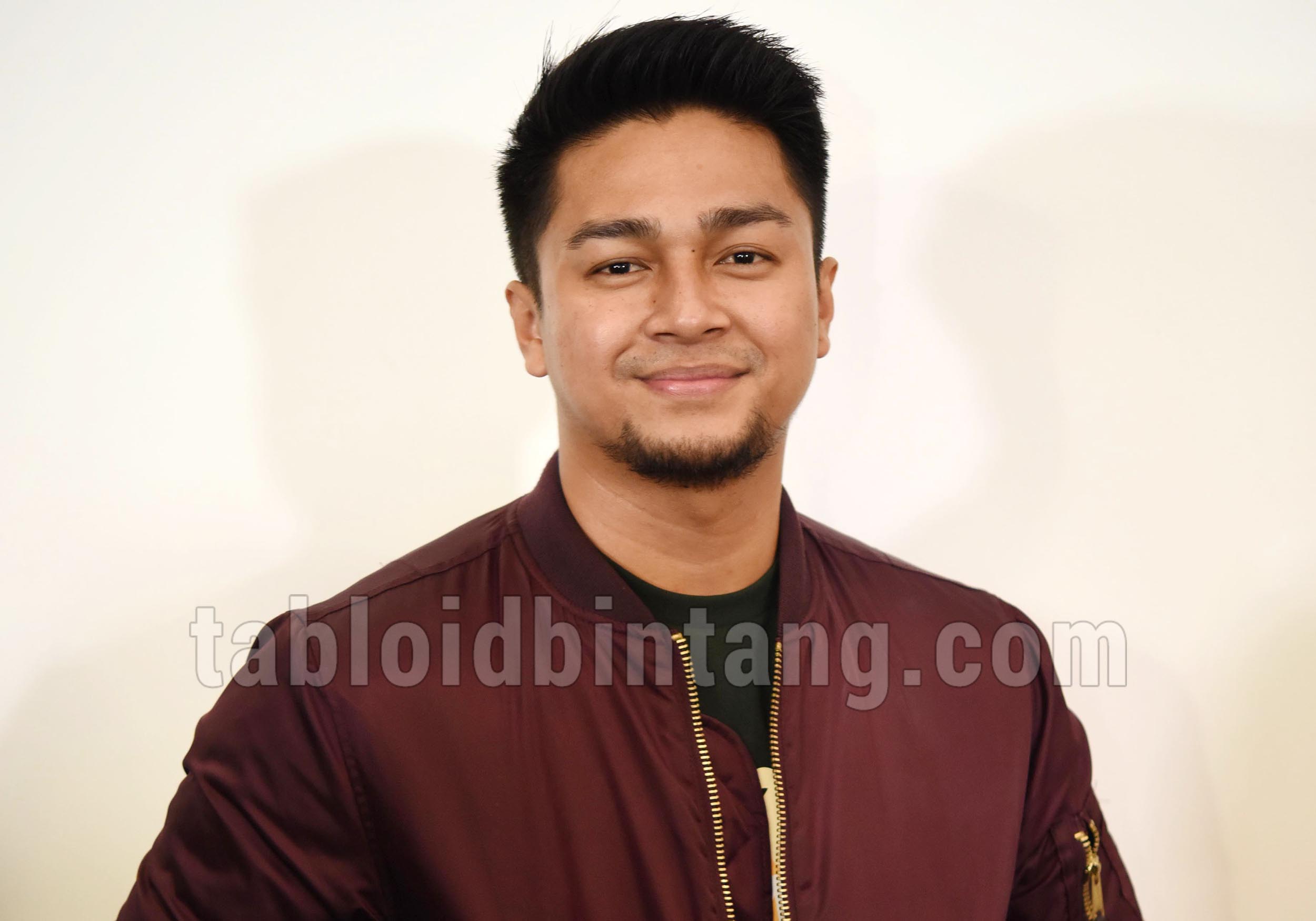 Deva Mahenra Piara Janggut Demi Perannya Sebagai Ustadz Kiblat Deva Mahenra Piara Janggut Demi Perannya Sebagai Ustadz Kiblat