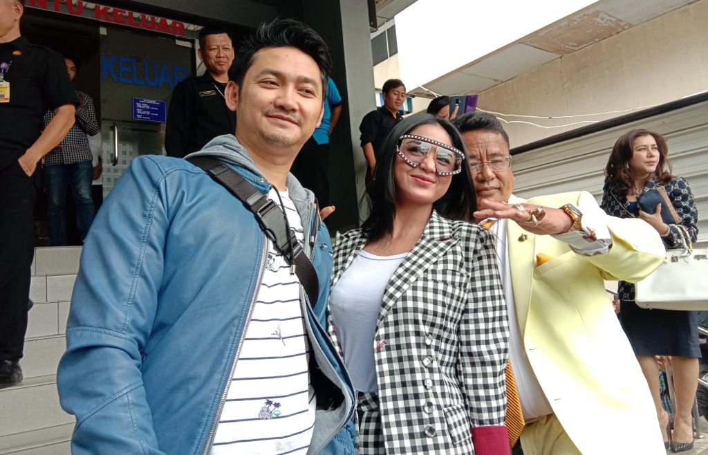 Tiba di Polda Metro Jaya, Dewi Perssik Mantap Polisikan Keponakannya Tiba di Polda Metro Jaya, Dewi Perssik Mantap Polisikan Keponakannya