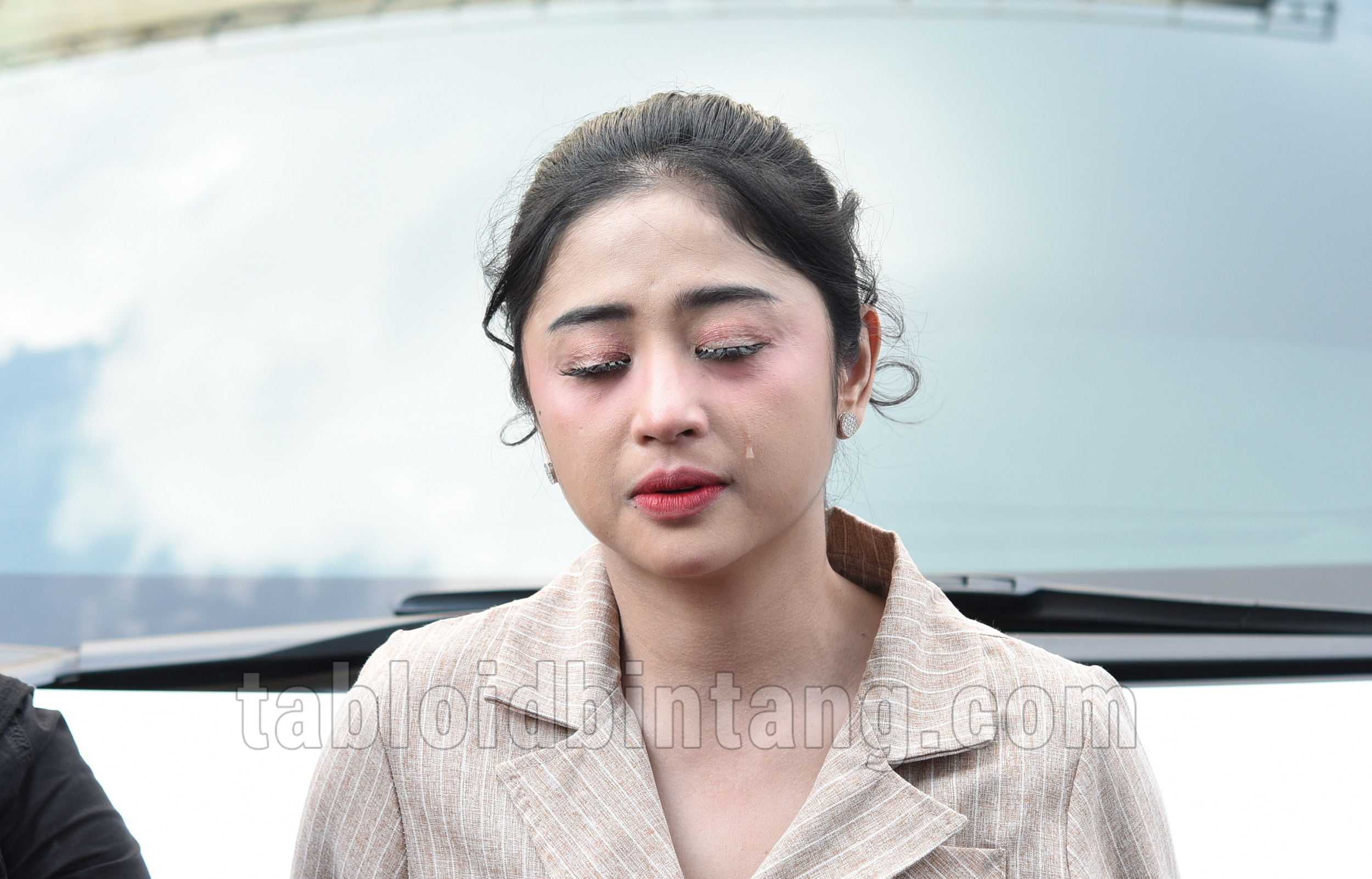 Dewi Perssik Menangis Ungkap Penyesalan Saat Ayah Kandungnya Meninggal Dewi Perssik Menangis Ungkap Penyesalan Saat Ayah Kandungnya Meninggal