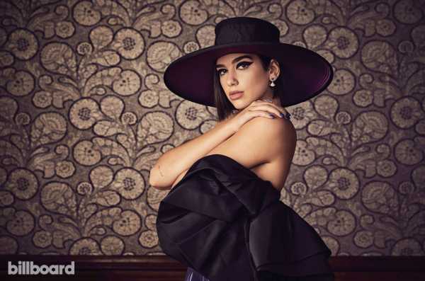 Dua Lipa Tak Mau Baca Artikel tentang Dirinya di Internet, Ini Alasannya Dua Lipa Tak Mau Baca Artikel tentang Dirinya di Internet, Ini Alasannya