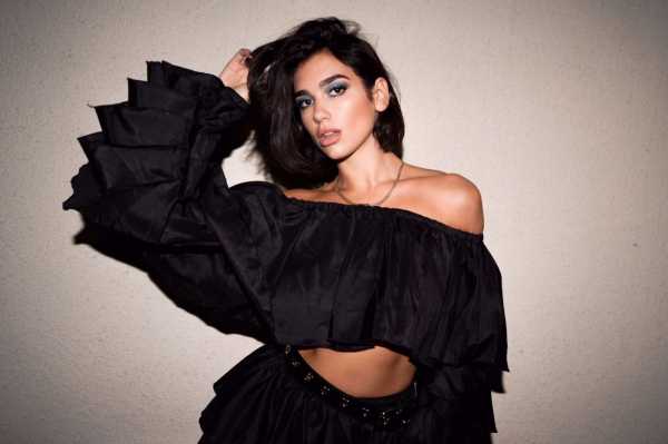 Alasan Dua Lipa Suka dengan Riasan ala Tahun 1990-an Alasan Dua Lipa Suka dengan Riasan ala Tahun 1990-an