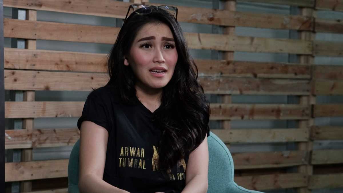 Ayu Ting Ting Tak Terima Dinobatkan sebagai Artis Paling Kontroversial Ayu Ting Ting Tak Terima Dinobatkan sebagai Artis Paling Kontroversial