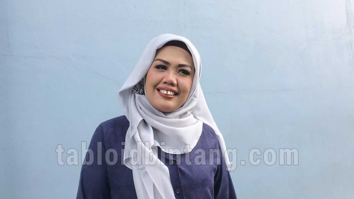 Elly Sugigi Putuskan Berhijab setelah Mimpi Disiram Darah Elly Sugigi Putuskan Berhijab setelah Mimpi Disiram Darah