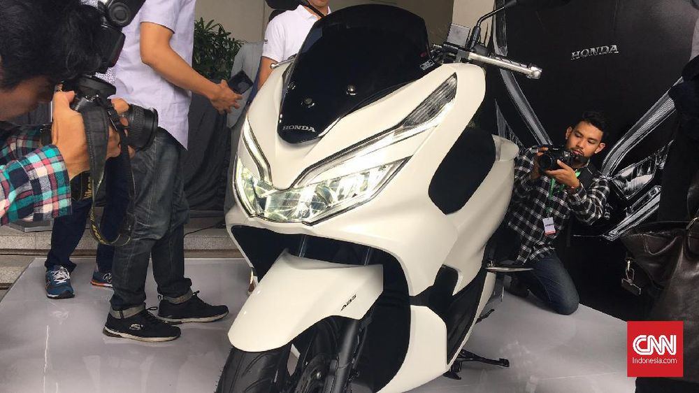 Membandingkan Generasi Terbaru Honda PCX dan Yamaha NMAX Membandingkan Generasi Terbaru Honda PCX dan Yamaha NMAX
