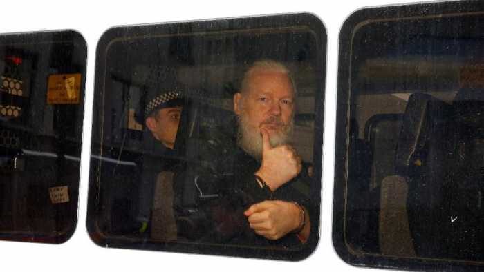 AS Resmi Minta Inggris Mengekstradisi Pendiri WikiLeaks AS Resmi Minta Inggris Mengekstradisi Pendiri WikiLeaks