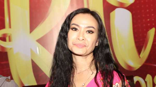 Klarifikasi Iis Dahlia Soal Komentar Pedasnya di Acara KDI Klarifikasi Iis Dahlia Soal Komentar Pedasnya di Acara KDI