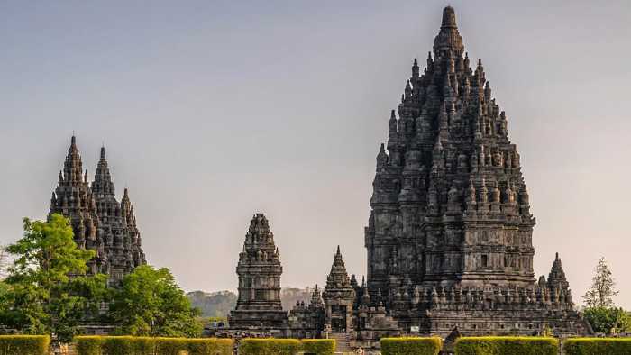 7 Destinasi Wisata di Indonesia Ini Populer karena Legendanya 7 Destinasi Wisata di Indonesia Ini Populer karena Legendanya