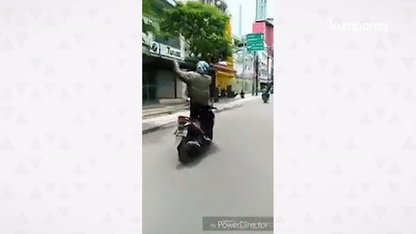 Polisi Tilang Pemotor yang Mengemudi Sambil Joget di Jakarta Barat Polisi Tilang Pemotor yang Mengemudi Sambil Joget di Jakarta Barat