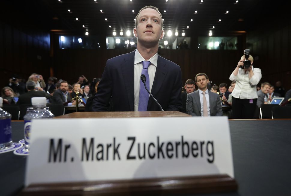 Bos Facebook Punya Utang pada Bill Gates Bos Facebook Punya Utang pada Bill Gates