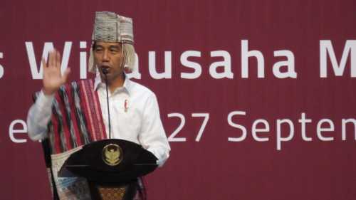Gaya Jokowi Pakai Baju Adat Batak Gaya Jokowi Pakai Baju Adat Batak
