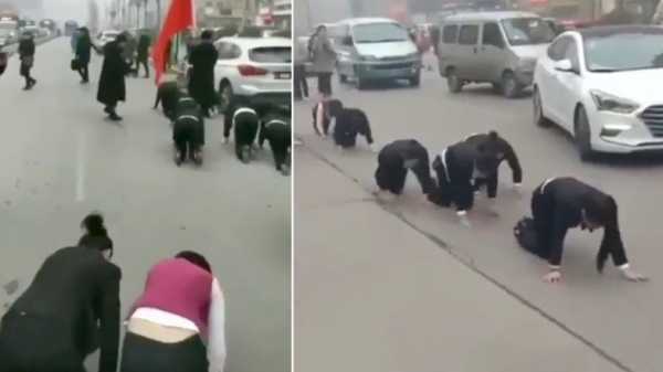 Tak Penuhi Target, Karyawan di China Dipaksa Merangkak di Jalan Tak Penuhi Target, Karyawan di China Dipaksa Merangkak di Jalan