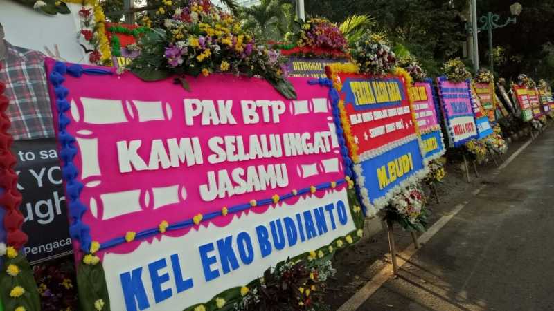 Banjir Bunga untuk Ahok-Djarot di Depan Hotel Borobudur-Katedral Banjir Bunga untuk Ahok-Djarot di Depan Hotel Borobudur-Katedral