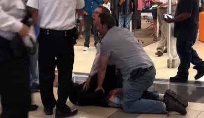 Video Detik-detik Penangkapan Komplotan Pencuri di Apple Store Video Detik-detik Penangkapan Komplotan Pencuri di Apple Store