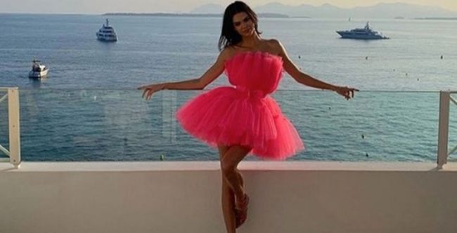 Viral! Pose Ini jadi Gaya Andalan Selebriti di Instagram Viral! Pose Ini jadi Gaya Andalan Selebriti di Instagram