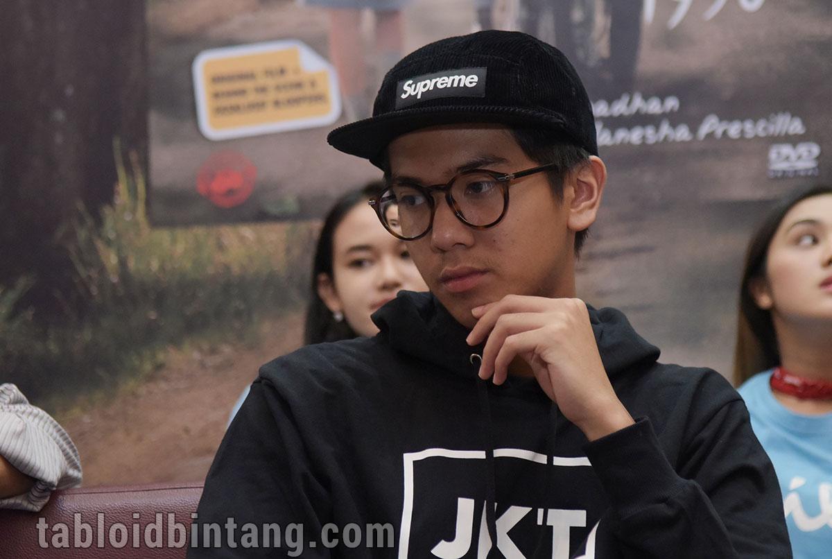 Foto Bareng, Istri Uus Diingatkan Netizen Soal Istri Iqbaal Ramadhan Foto Bareng, Istri Uus Diingatkan Netizen Soal Istri Iqbaal Ramadhan