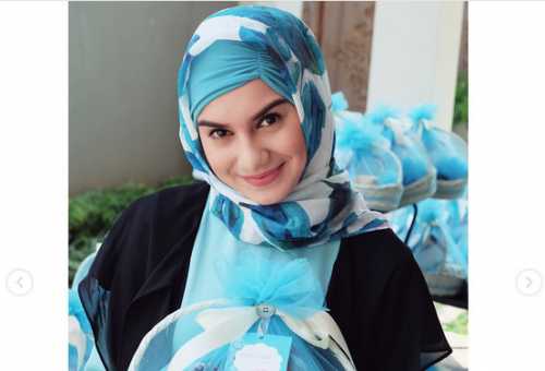 Irish Bella Tampil dengan Hijab Irish Bella Tampil dengan Hijab