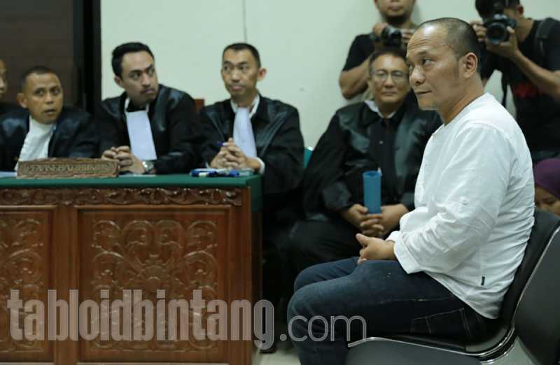 Menyesal Konsumsi Narkoba, Iwa K Menangis di Ruang Sidang Menyesal Konsumsi Narkoba, Iwa K Menangis di Ruang Sidang