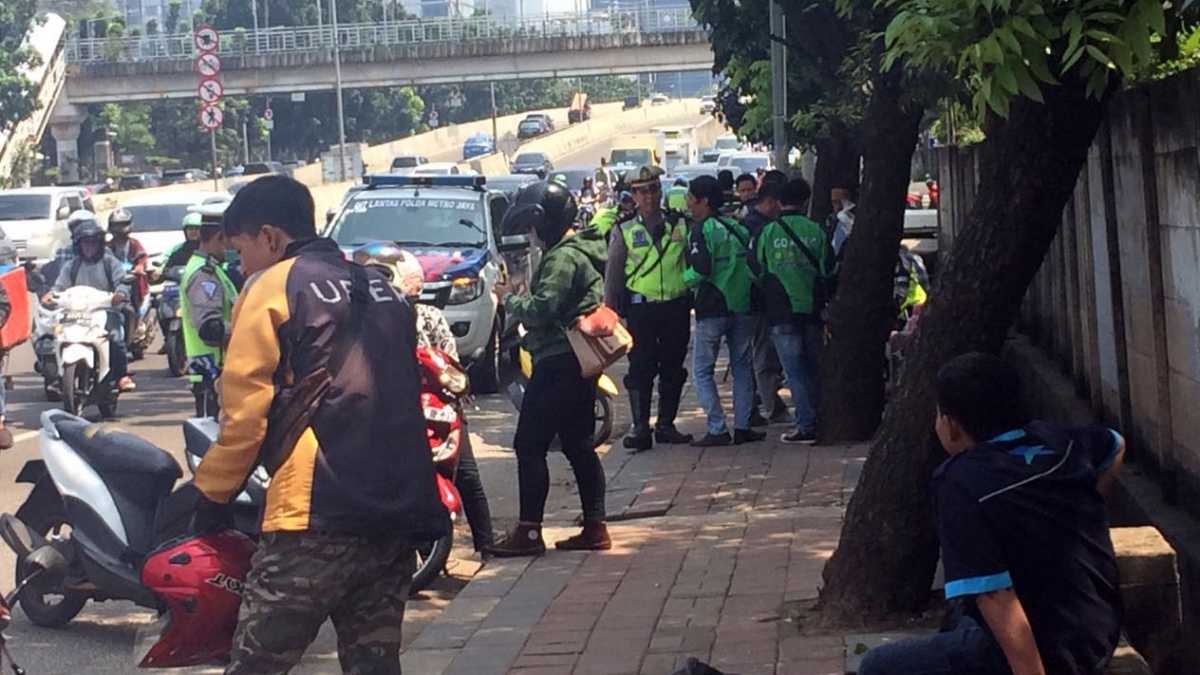 Lagi, Perlawanan Ojek Online Saat Ditilang di Kawasan Kota Kasablanka Lagi, Perlawanan Ojek Online Saat Ditilang di Kawasan Kota Kasablanka