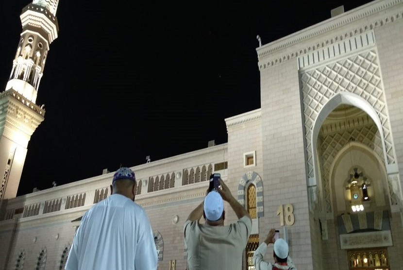 Sensasi Gerhana Bulan di Masjid Nabawi Sensasi Gerhana Bulan di Masjid Nabawi