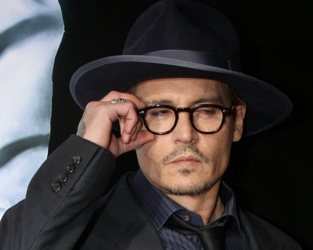 Sebuah Van Menabrak Bagian Luar Rumah Aktor Johnny Depp Sebuah Van Menabrak Bagian Luar Rumah Aktor Johnny Depp