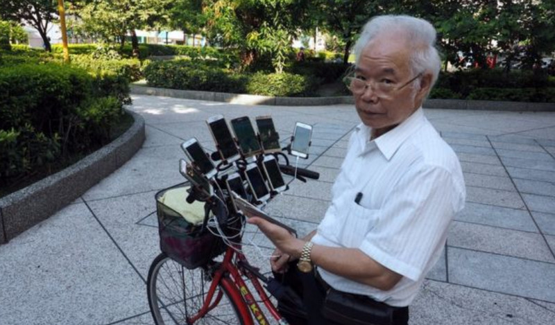 Sangar! Kakek Ini Berburu Pokemon Pakai 11 Ponsel Sangar! Kakek Ini Berburu Pokemon Pakai 11 Ponsel