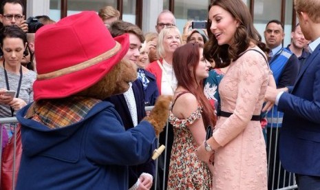 Kate Middleton Menari dengan Paddington Bear di Acara Amal Kate Middleton Menari dengan Paddington Bear di Acara Amal