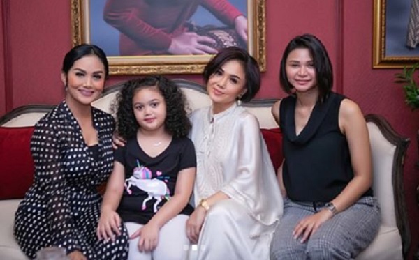 Krisdayanti Foto Bareng Kakak dan Adiknya, Netizen: Cantik dan Kompak! Krisdayanti Foto Bareng Kakak dan Adiknya, Netizen: Cantik dan Kompak!