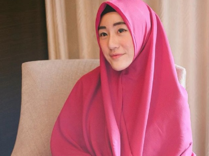 Lebaran Pertama Tanpa Ustadz Arifin Ilham, Larissa Chou Beri Dukungan Ibu Mertua Lebaran Pertama Tanpa Ustadz Arifin Ilham, Larissa Chou Beri Dukungan Ibu Mertua