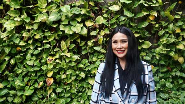 Kebiasaan Titi DJ Sebelum Nyanyi, Lapisi Gagang Mikrofon dengan Tisu Kebiasaan Titi DJ Sebelum Nyanyi, Lapisi Gagang Mikrofon dengan Tisu