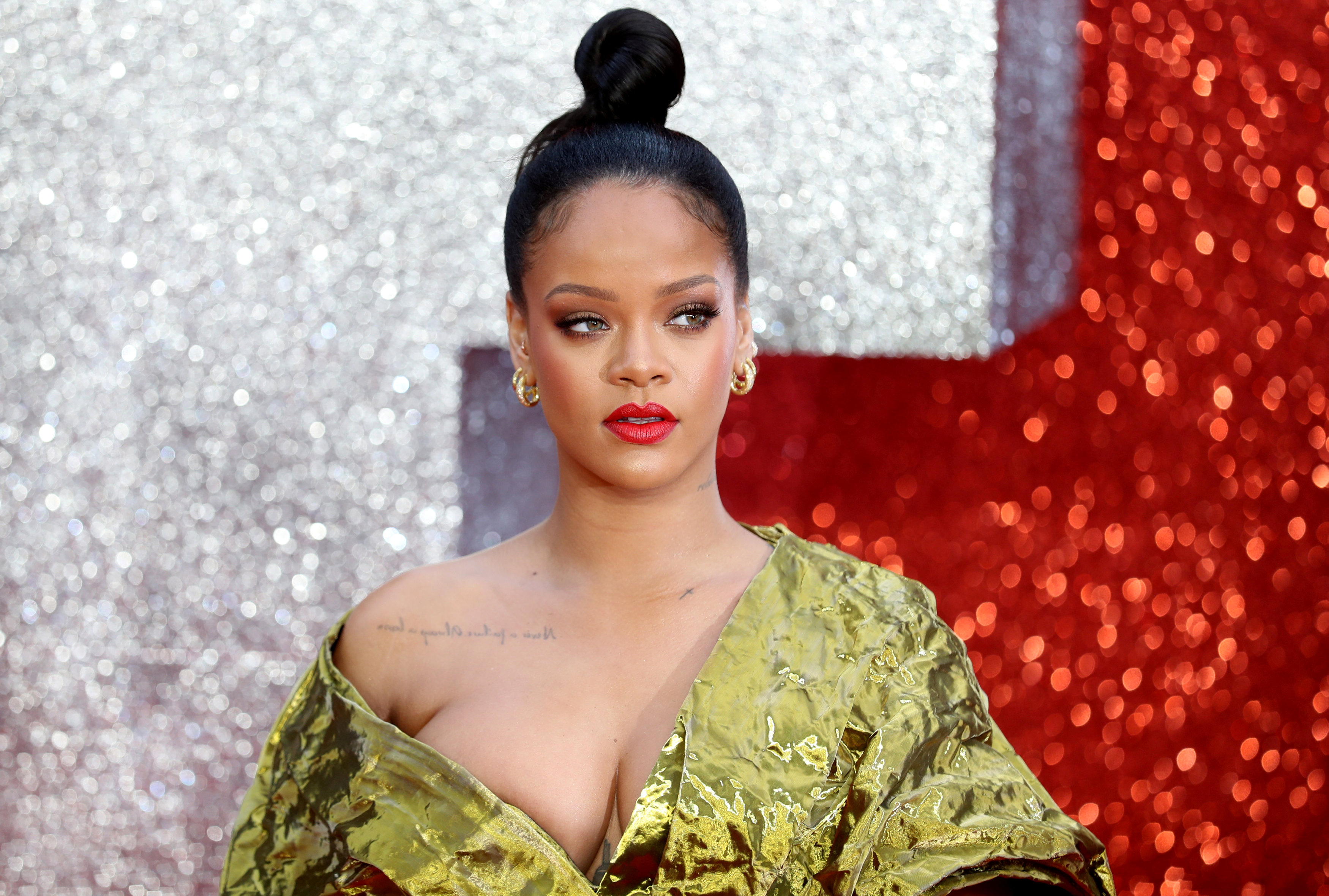 Rihanna Alami Insiden Gaun Melorot di Premier Oceans 8 Rihanna Alami Insiden Gaun Melorot di Premier Oceans 8