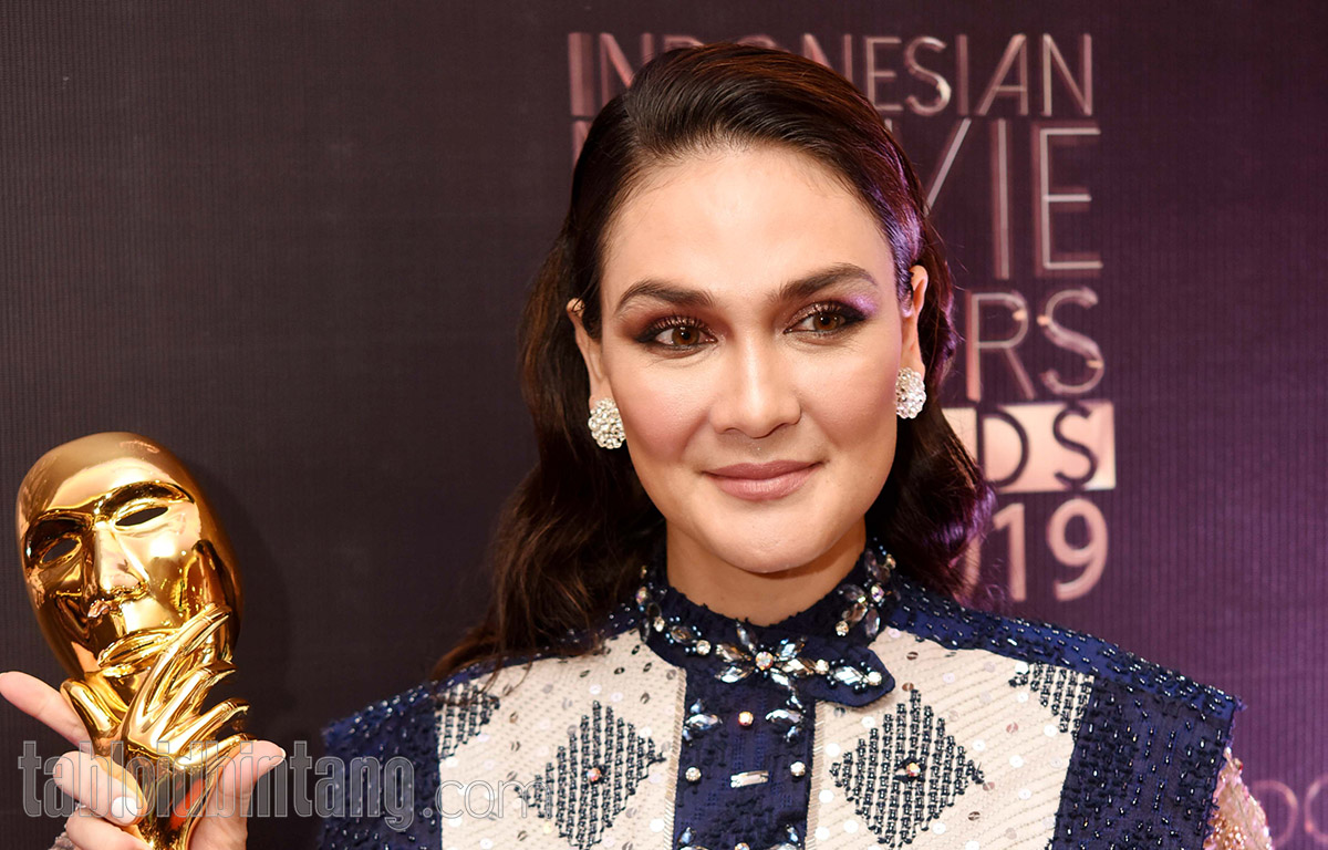 Beredar Foto Luna Maya Bersama Sutradara X-Men, Siap Go International? Beredar Foto Luna Maya Bersama Sutradara X-Men, Siap Go International?