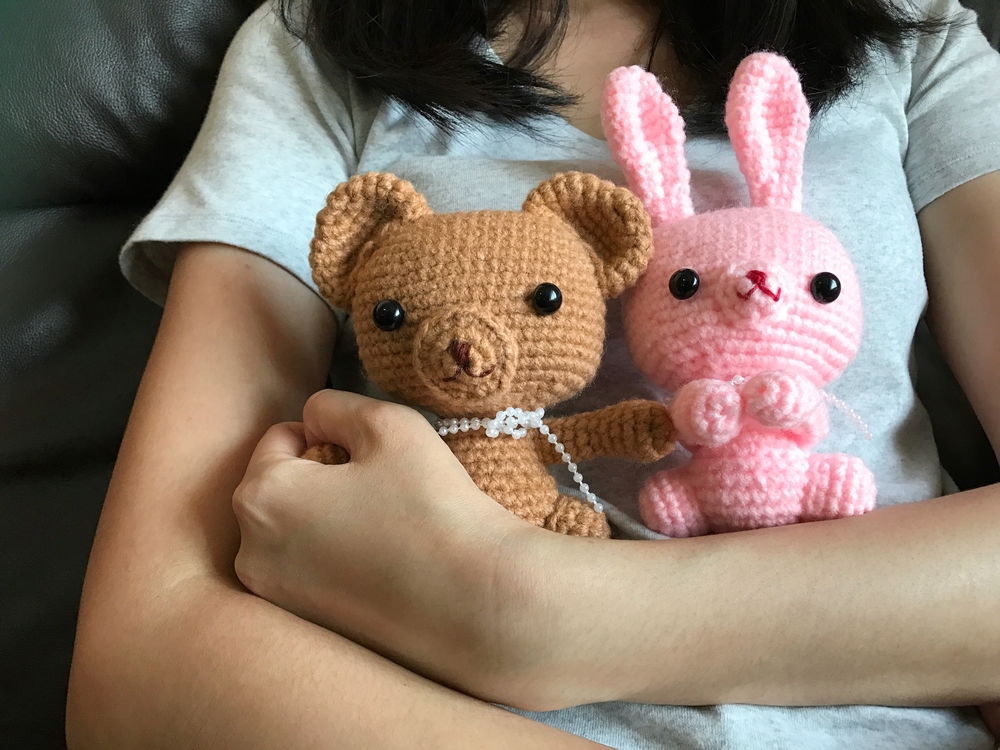 Masih Suka Main Boneka Saat Dewasa, Apakah Normal? Masih Suka Main Boneka Saat Dewasa, Apakah Normal?