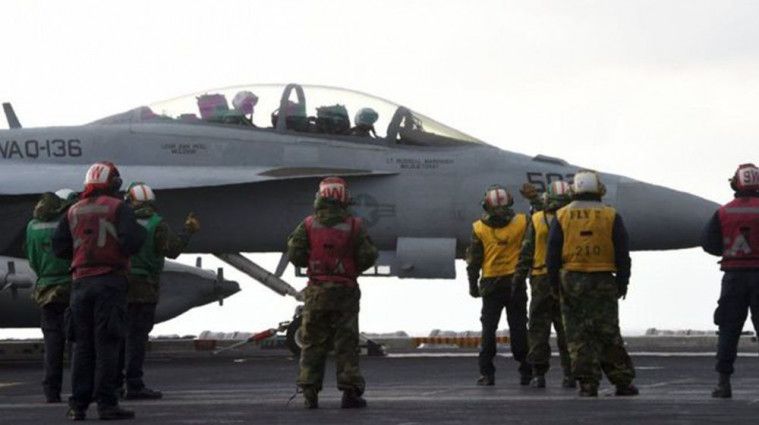 Lagi Gabut! Pilot Angkatan Laut Amerika Gambar Mr. P di Langit dengan Pesawat Lagi Gabut! Pilot Angkatan Laut Amerika Gambar Mr. P di Langit dengan Pesawat