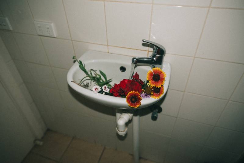 Walau Jadi Sumber Inspirasi, Ini Dampak Negatif Kelamaan di Toilet Walau Jadi Sumber Inspirasi, Ini Dampak Negatif Kelamaan di Toilet