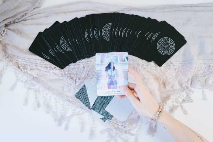 Suka Baca Zodiak dan Percaya Garis Tangan, Ini Alasan Kenapa Orang Suka Diramal Suka Baca Zodiak dan Percaya Garis Tangan, Ini Alasan Kenapa Orang Suka Diramal