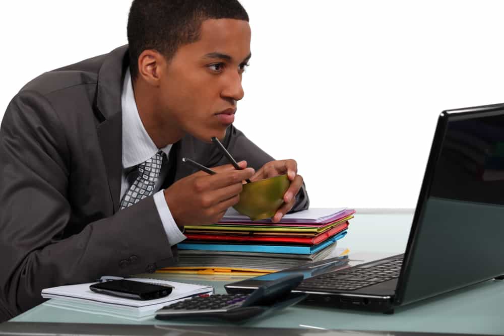 Kenapa Makan Siang di Meja Kantor Itu Tidak Sehat Uzone Kenapa Makan Siang di Meja Kantor Itu Tidak Sehat Uzone