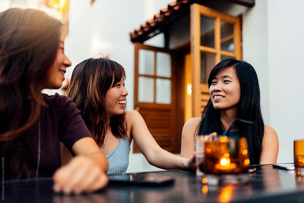 Tips Membagi Waktu antara Teman dan Pacar Tips Membagi Waktu antara Teman dan Pacar