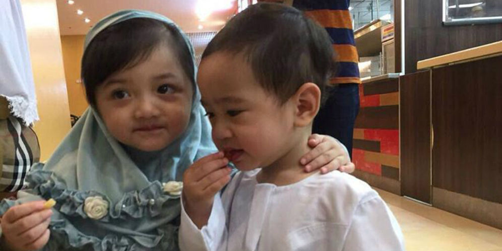 Aksi Menggemaskan Arsy dan Rafathar di Tanah Suci Aksi Menggemaskan Arsy dan Rafathar di Tanah Suci