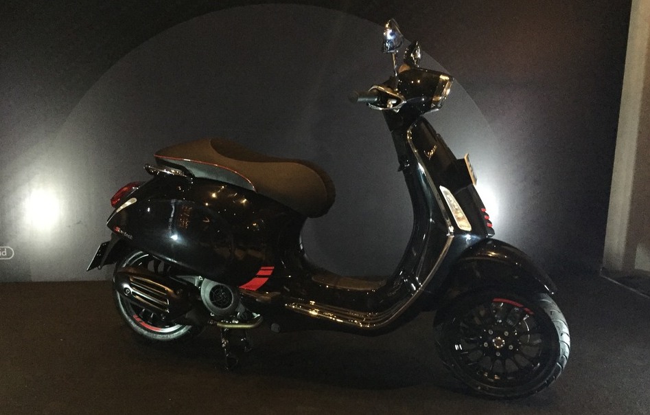 Vespa Sprint Limited Edition: Serba Hitam dan Dapat Aksen Motif Karbon Vespa Sprint Limited Edition: Serba Hitam dan Dapat Aksen Motif Karbon