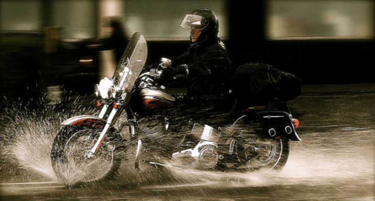 5 Tips Merawat Mesin Motor di Musim Hujan 5 Tips Merawat Mesin Motor di Musim Hujan