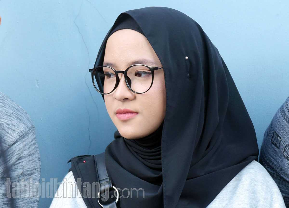 Diminta Berfoto oleh Penggemar Anak-anak, Nissa Sabyan Terharu Diminta Berfoto oleh Penggemar Anak-anak, Nissa Sabyan Terharu