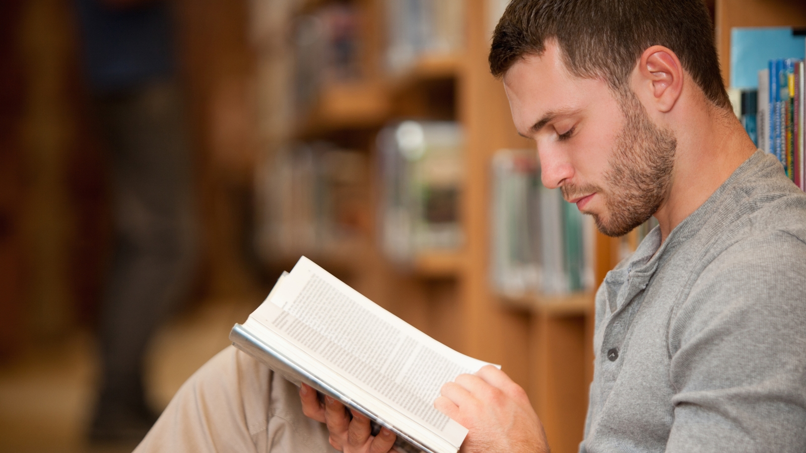 Riset: Cewek Suka dengan Cowok yang Hobi Baca Buku Riset: Cewek Suka dengan Cowok yang Hobi Baca Buku