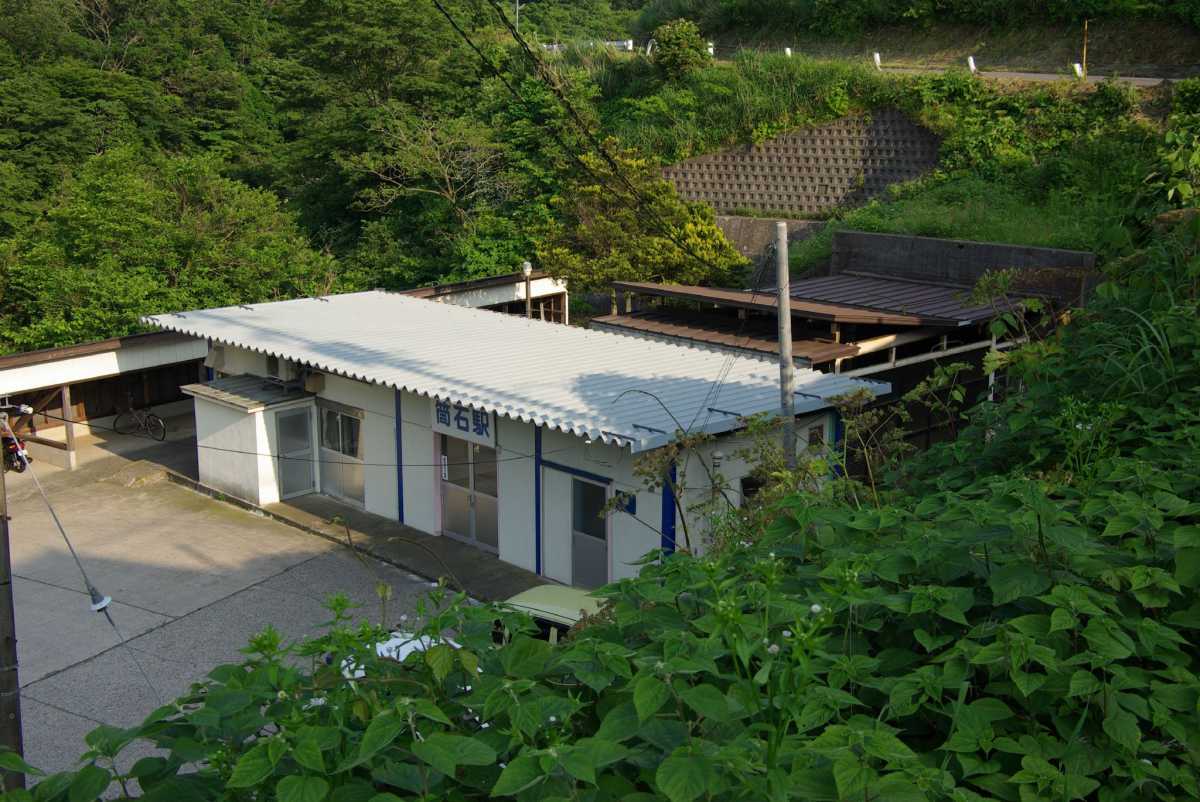 Turun 40 Meter Demi Naik Kereta di Stasiun Tsutsuishi, Jepang Turun 40 Meter Demi Naik Kereta di Stasiun Tsutsuishi, Jepang