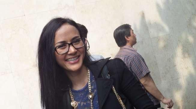 Cynthiara Alona akan Laporkan Mantannya ke Polisi Cynthiara Alona akan Laporkan Mantannya ke Polisi