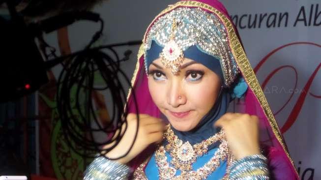 Roro Fitria Tunggak Pajak Porsche Rp125 Juta per Tahun Roro Fitria Tunggak Pajak Porsche Rp125 Juta per Tahun