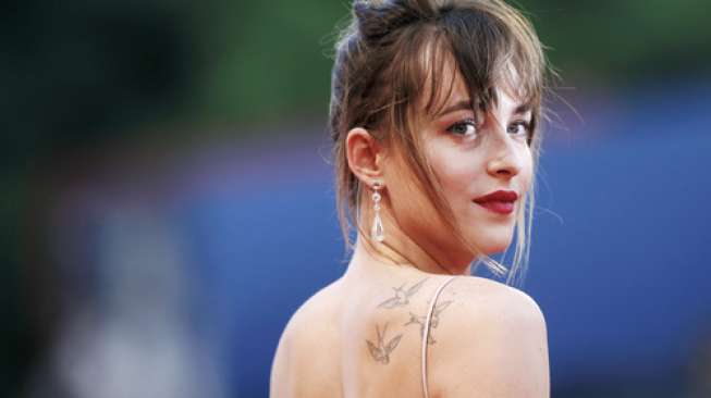 Dakota Johnson Bantah Hamil Anak Chris Martin Dakota Johnson Bantah Hamil Anak Chris Martin