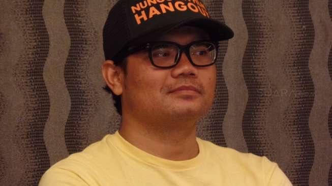 Cowok Komika Foto Bareng di Ranjang Pakai Baju Tidur Uzone Cowok Komika Foto Bareng di Ranjang Pakai Baju Tidur Uzone