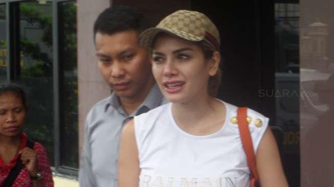 Nikita Mirzani Penuhi Panggilan Polisi Nikita Mirzani Penuhi Panggilan Polisi
