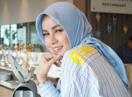 Berhijab, Olla Ramlan Jual Baju Seksi Koleksinya Berhijab, Olla Ramlan Jual Baju Seksi Koleksinya